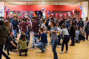 Tanzende internationale Studierende im Internationalen Begegnungszentrum der TU Dortmund