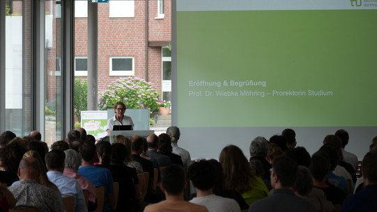 Prof. Wiebke Möhring, Prorektorin Studium, eröffnete die Veranstaltung und begrüßte die rund 100 Teilnehmer*innen im Rudolf-Chaudoire-Pavillon.