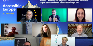 ICT4all Konferenz Frauen und Männer auf dem Bildschirm in einer Videokonferenz des ICT, der Hintergrund ist blau.