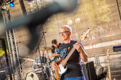 Ein Mann spielt Gitarre auf einer Bühne beim Sommerfest