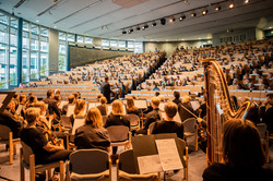 Ein Orchester spielt im voll besetzten Hörsaal