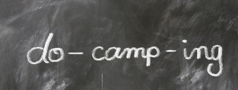 TU Dortmund Header do-camp-ing Schriftzug do-camp-ing mit weißer Kreide auf einer Tafel geschrieben.