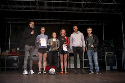 36. Campuslauf der TU Dortmund Siegerehrung von Läuferinnen auf einer Bühne