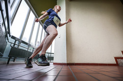 Eine Frau rennt im Treppenhaus des Mathetowers auf die Stufen zu