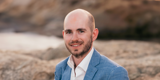 JProf. Max Pflitsch portrait of a man in a light blue suit