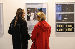 Zwei Frauen begutachten ein Poster in der Ausstellung