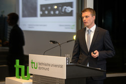 Preisträger Dr. Lohmann bei seiner Rede Preisträger Dr. Lohmann bei seiner Rede