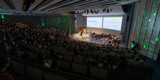 Das Audimax ist voller Menschen bei der akademischen Jahresfeier der TU Dortmund.