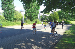 Teilnehmer spielen Fußball
