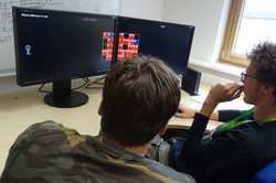 Zwei Schüler arbeiten im Rahmen des Projektes Chain Reaction am PC. 