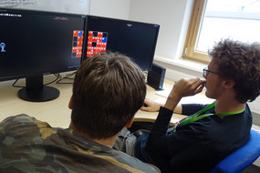 Zwei Schüler arbeiten im Rahmen des Projektes Chain Reaction am PC. 