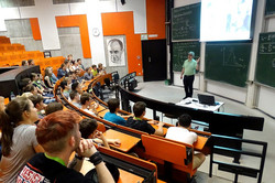 Begrüßungsvorlesung durch Prof. Tolan Bild aus dem Hörsaal