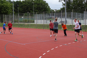 Basketballspiel zwischen den do-camp-ing Teilnehmerinnen und Teilnehmern