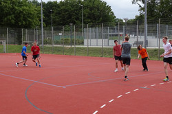 Basketballspiel zwischen den do-camp-ing Teilnehmerinnen und Teilnehmern