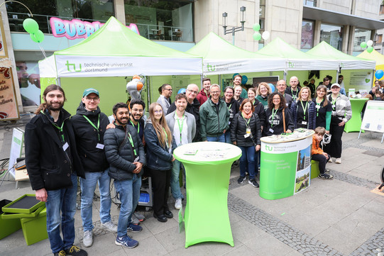 Team der TU Dortmund steht geschlossen bei Dortbunt 2025 vor der Reinoldikirche.