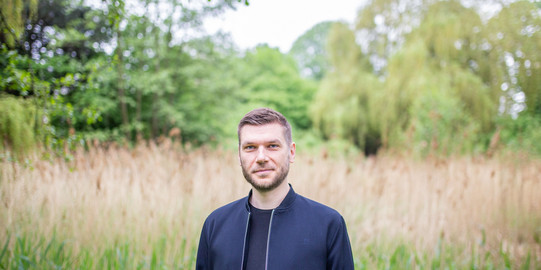 Portrait Christian Zimmer Portrait eines Mannes im Grünen