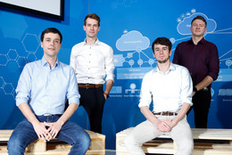 Vier Männer vor einem blauen Hintergrund