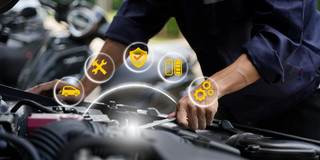 Foto: Eine Person arbeitet am Motor eines Autos, über dem Symbole für Fahrzeugservice, Wartung und Sicherheit eingeblendet sind.