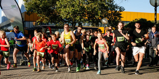 Läufer verschiedener Altersklasse beim Start des Campuslaufs.