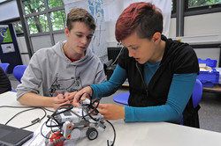 Zwei Studierende arbeiten an einem Experiment im DLR School Lab.