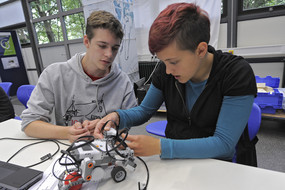 Zwei Studierende arbeiten an einem Experiment im DLR School Lab.