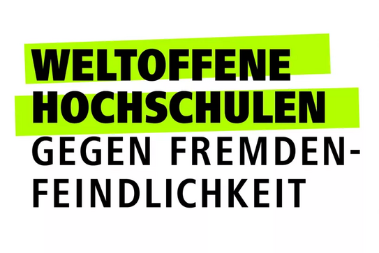 Schriftzug 'WELTOFFENE HOCHSCHULEN GEGEN FREMDENFEINDLICHKEIT' in Großbuchstaben, die ersten beiden Zeilen mit gelbem Hintergrund