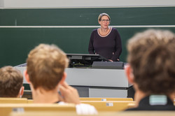 Frau Prof. Dr. Wiebke Möhring, Prorektorin, begrüßt die Teilnehmenden 