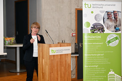 Eine Rednerin der Schüler Uni. Eine Professorin hält eine Rede bei der Jubiläumsfeier der SchülerUni.