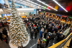 Blick ins gut gefüllte Foyer des Konzerthauses, links steht ein Tannenbaum