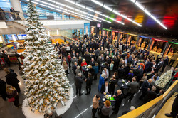 View into the packed foyer of the Konzerthaus, on the left is a Christmas tree