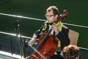 Cellist Andrei Simion spielt ein Stück auf dem Cello.