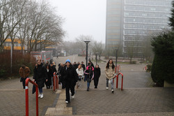 Schüler*innen folgen einer Campusführung