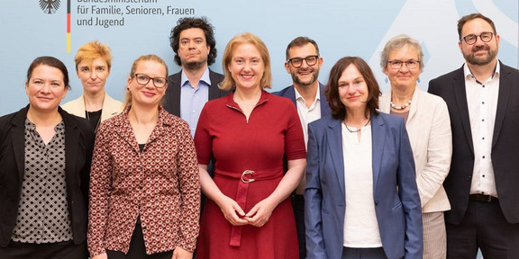 Eine Gruppe von Menschen vor einem Banner des Bundesministeriums für Familie, Senioren, Frauen und Jugend