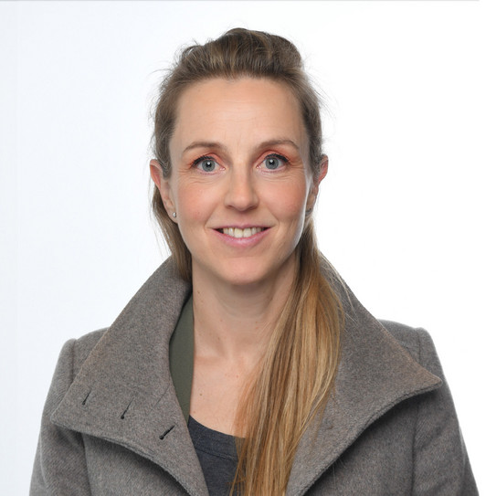 Portrait Bierbaum Portrait einer Frau vor weißem Hintergrund