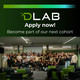 Gruppenfoto von Studierenden und Dozierenden des DLAB-Programms in einem Seminarraum. DLAB-Logo und weißer Text auf schwarzem Hintergrund: „Apply Now! Become part of our next cohort.“