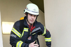 Ein Mann in Feuerwehr-Uniform rennt die Stufen des Mathetowers der TU Dortmund hoch.