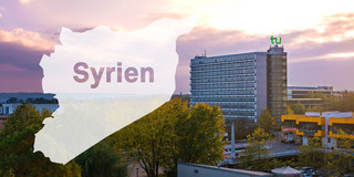 Das Bild zeigt ein Gebäude der Dortmunder Universität bei Abendlicht. Links neben dem Gebäude ist das Land "Syrien" als Karte abgezeichnet in einer weiß-transparenten Farbe mit der lilanen Aufschrift "Syrien".