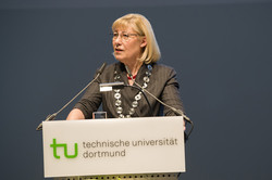Akademische Jahresfeier_1 Frau an Rednerpult