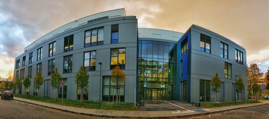 Frontansicht vom Zemos-Forschungsbau in Bochum im Abendlicht