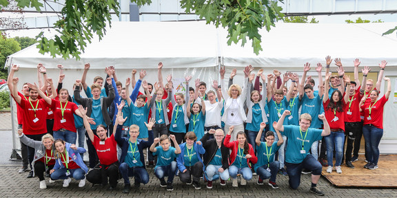 Schülergruppe vor einem Zelt beim do-camp-ing