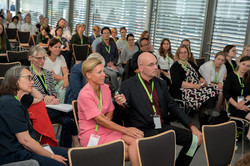 Ein Saal voller sitzender Menschen