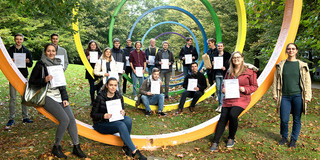 DaCoNet Zertifikate Studierende, die am DaCoNet-Programm teilgenommen haben. haben auf dem Campus ihre Zertifikate ausgehändigt bekommen.