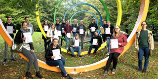 Studierende, die am DaCoNet-Programm teilgenommen haben. haben auf dem Campus ihre Zertifikate ausgehändigt bekommen.