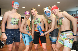 Fünf junge Männer, verkleidet als Schwimmer, posieren vor der Kamera.