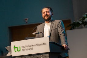 Prof. Aladin El-Mafaalani steht als Festredner am Redepult bei der Akademischen Jahresfeier der TU Dortmund