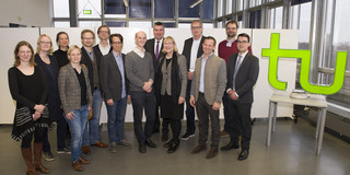 Neuberufene Professorinnen und Professoren Gruppenfoto neben grünem TU-Logo