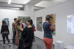 Besucher sehen sich die ausgestellten Exponate beim Rundgang Kunst an