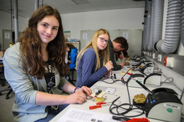 Junge Mädchen schauen sich am Girl's and Boy's Day an, was man im bereich Elektortechnik alles machen kann