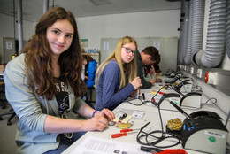 Junge Mädchen schauen sich am Girl's and Boy's Day an, was man im bereich Elektortechnik alles machen kann