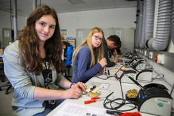 Junge Mädchen schauen sich am Girl's and Boy's Day an, was man im bereich Elektortechnik alles machen kann 